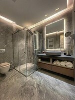 Deluxe Suite, Balcony, Sea View | Bathroom | Slippers