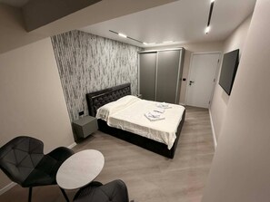 Luokittelematon kuva, 4 kautta 9, painike