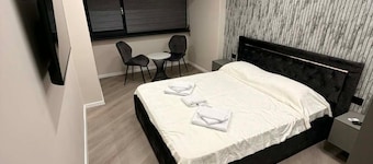 SteRo Luxury Residence | Modern Apt | Self Check-In | Free Minibar