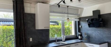 Réfrigérateur, micro-ondes, plaque de cuisson, lave-vaisselle