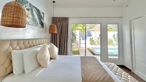 Un dormitorio con una cama grande, vistas a una piscina y una puerta que da al exterior.