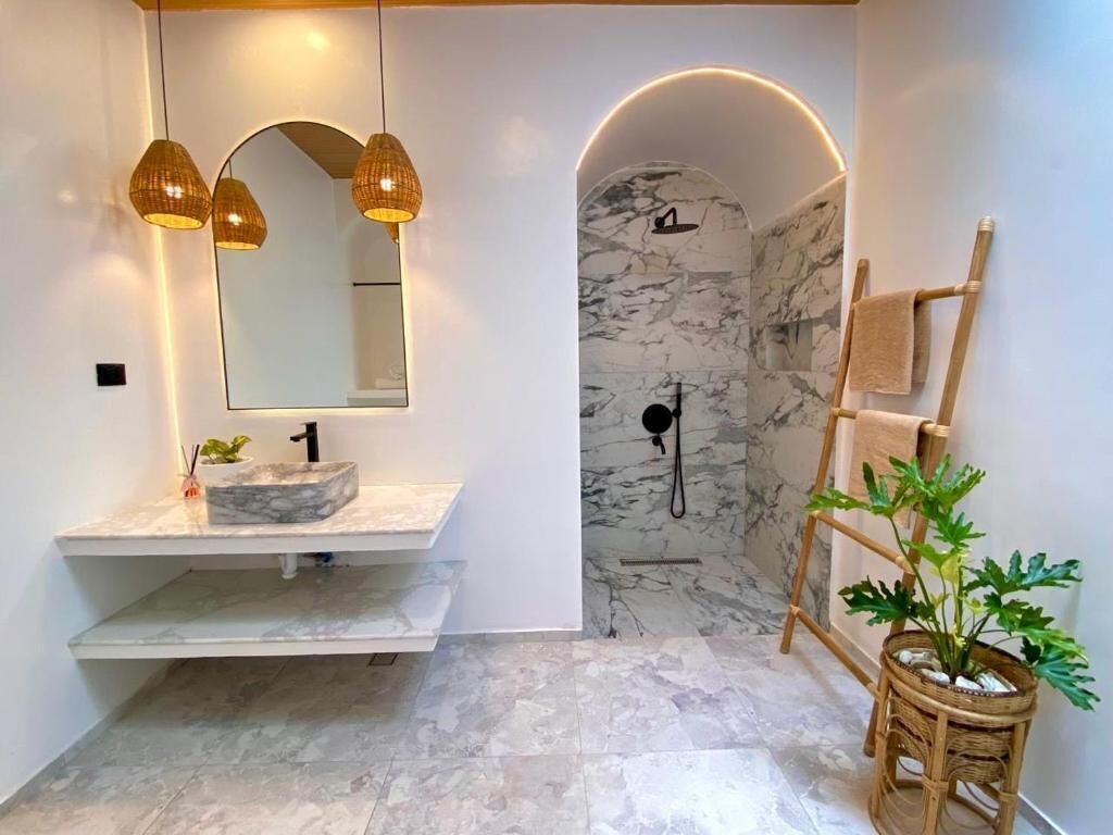 Superior Villa | Bathroom | Shower, free toiletries, hair dryer, slippers