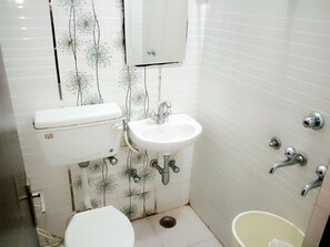 Shower, towels, soap - Hotel Bajaj (Bathinda)