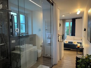 Shower, hair dryer, towels, soap - Apartment in Passau | 23 m² | WLAN | parking space | balcony | BEYOND STAYING (Passau)