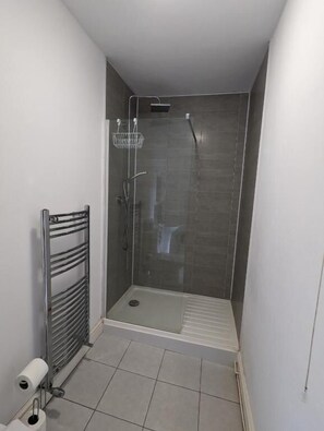 Comfort Twin Room | Bathroom - Cottage Court Hotel (Tenby)