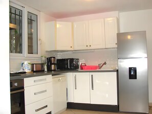 Fridge, microwave, oven, stovetop - Courtille Plage – Nature Retreat by the Sea in Fréjus (Fréjus)