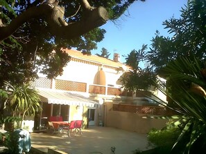 Outdoor dining - Courtille Plage – Nature Retreat by the Sea in Fréjus (Fréjus)