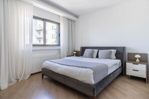 Appartement, uitzicht op tuin | Een bureau, een laptopwerkplek, een strijkplank/strijkijzer, gratis wifi