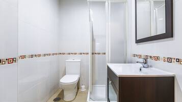 Een douche, een haardroger, handdoeken