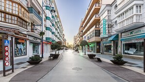 Eine Straße mit Gebäuden, einem Fußgängerüberweg und einem Schild für 'Cocinas Torresur S.L.'