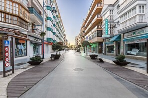 Calle con edificios, señal de paso para peatones y cartel de 'Cocinas Torresur S.L.'