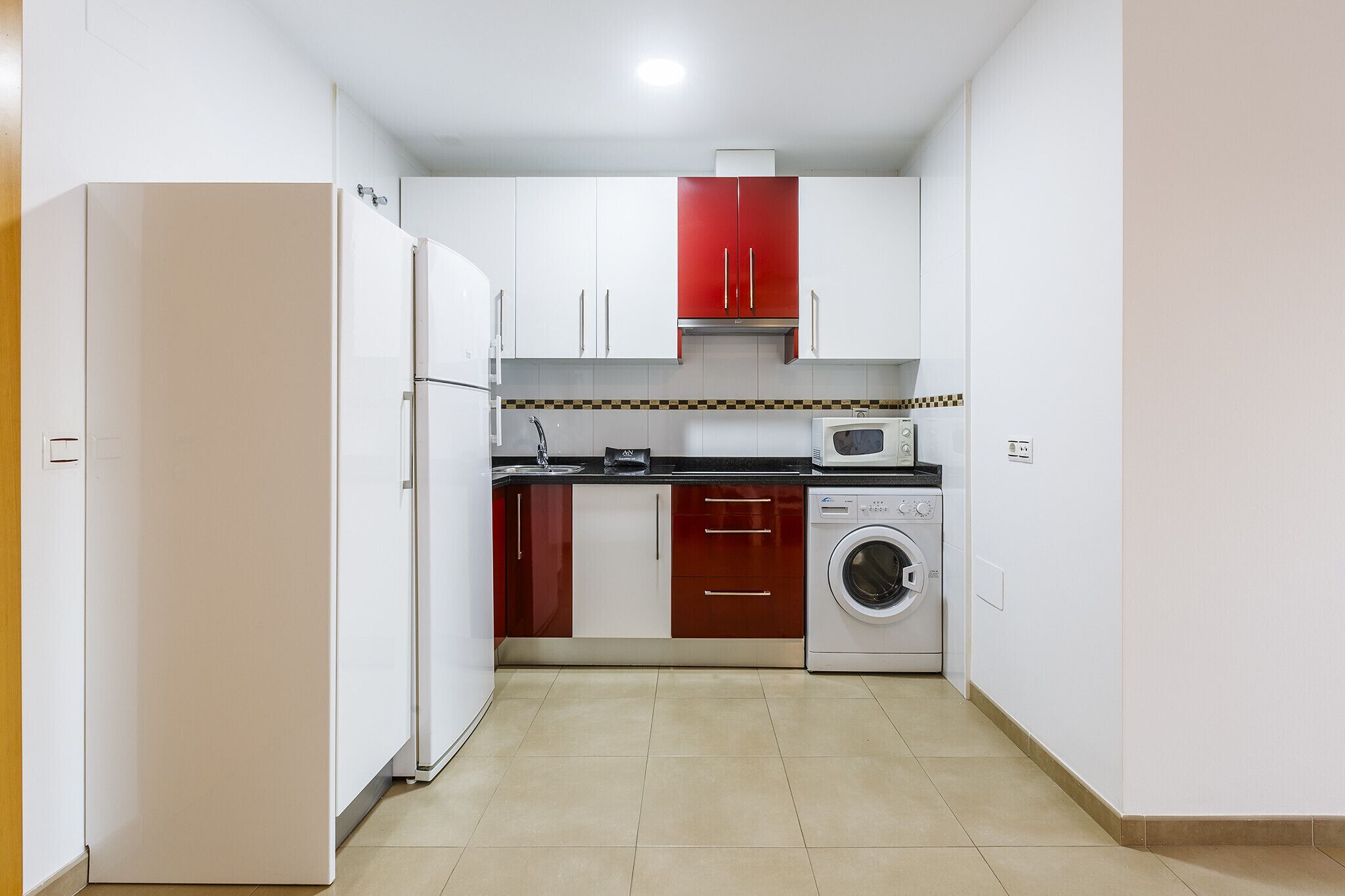 Kühlschrank, Mikrowelle, Wasserkocher mit Kaffee-/Teezubehör