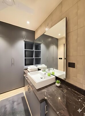 Douche, articles de toilette gratuits, serviettes fournies, savon