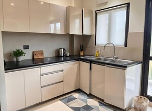 Apartment, Balcony, Garden View | Private kitchen | Dining tables - Fortune Home Service Apartment 3BHK J-130 (New Delhi)