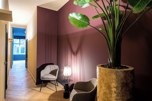 Comfortable business stay in Breda North Brabant – A stylish bedroom designed for productivity and rest.