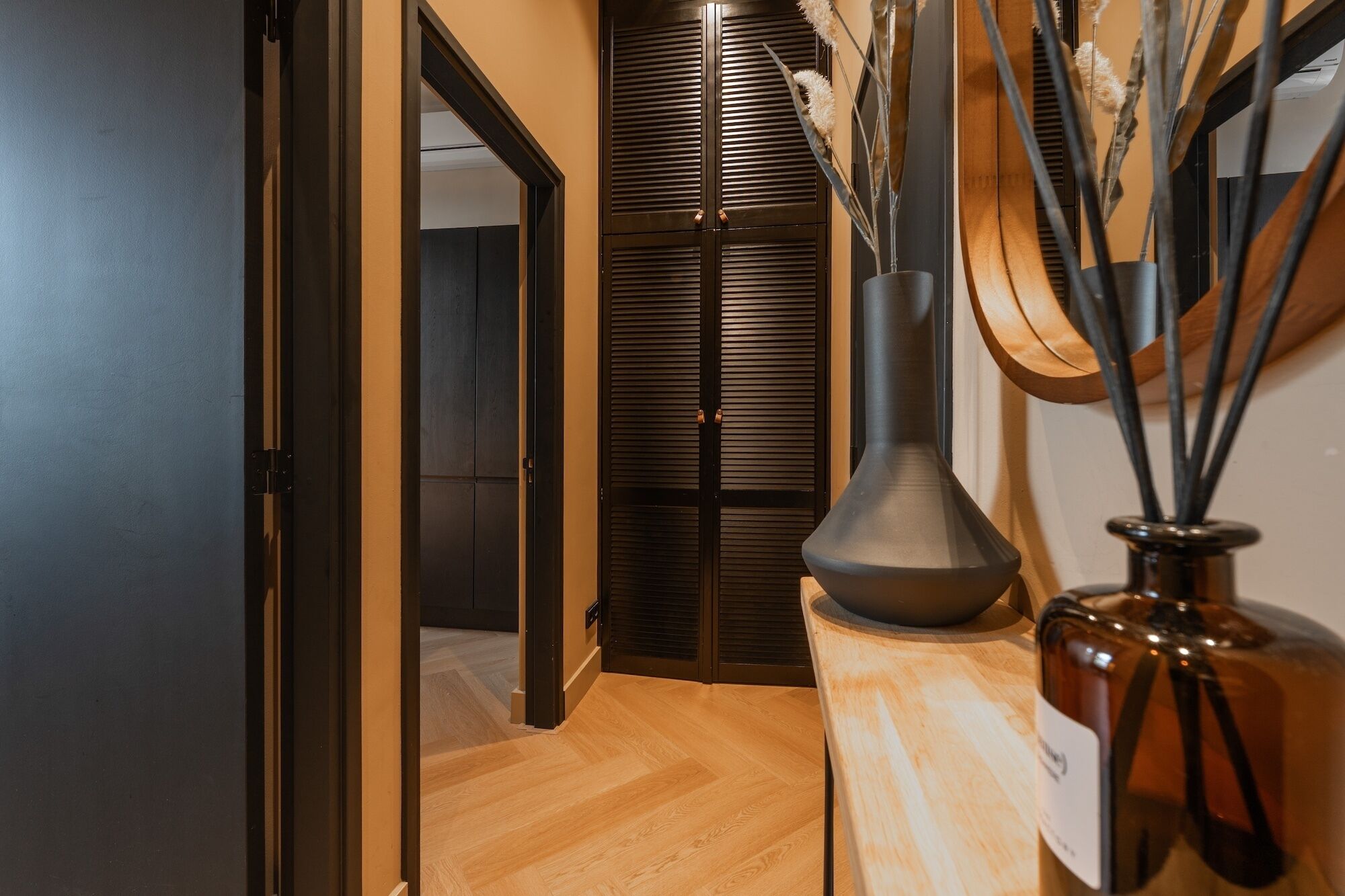 Elegant furnishings and modern finishes create a comfortable arrival experience.