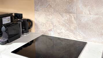 Kühlschrank, Mikrowelle, Herdplatte, Wasserkocher mit Kaffee-/Teezubehör