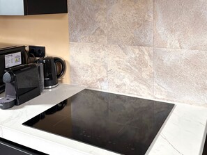 Kühlschrank, Mikrowelle, Herdplatte, Wasserkocher mit Kaffee-/Teezubehör