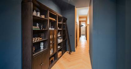 Just a few minutes walking from Breda’s city centre, with shops, cafés, restaurants, and nightlife nearby. Close to Breda Central Station. Explore the Grote Markt, enjoy Burgundian dining, and relax on lively terraces, all within walking distance.