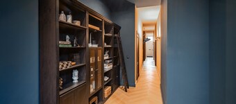 Just a few minutes walking from Breda’s city centre, with shops, cafés, restaurants, and nightlife nearby. Close to Breda Central Station. Explore the Grote Markt, enjoy Burgundian dining, and relax on lively terraces, all within walking distance.
