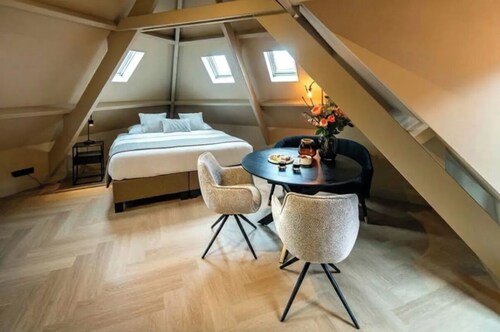 Just a few minutes walking from Breda’s city centre, with shops, cafés, restaurants, and nightlife nearby. Close to Breda Central Station. Explore the Grote Markt, enjoy Burgundian dining, and relax on lively terraces, all within walking distance.