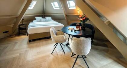 Just a few minutes walking from Breda’s city centre, with shops, cafés, restaurants, and nightlife nearby. Close to Breda Central Station. Explore the Grote Markt, enjoy Burgundian dining, and relax on lively terraces, all within walking distance.