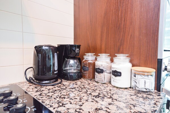 Suite, balcon, vue ville | Café et/ou machine à café