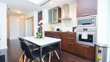 Suite, Balcony, City View | Private kitchen