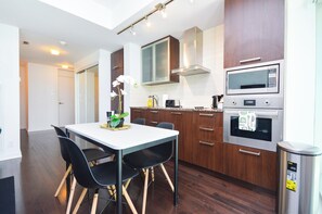 Suite, balcon, vue sur la ville | Cuisine privée | Réfrigérateur grande capacité avec congélateur, four à micro-ondes