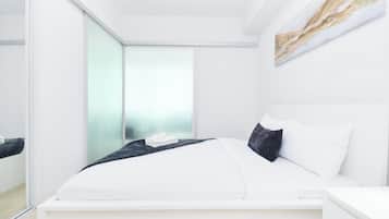 Suite, Balcony, City View | Desk, iron/ironing board, free WiFi