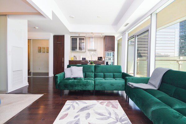 Suite, balcon, vue sur la ville | Aire de séjour