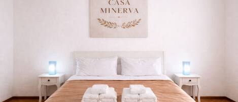 1 quarto, ferros/tábuas de passar roupa, roupa de cama