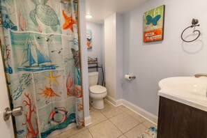 Shower, towels - Adorable Hilltop Cottage by the Beach (Michigan City)