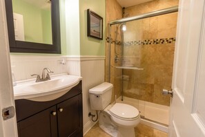 Shower, towels - Adorable Hilltop Cottage by the Beach (Michigan City)