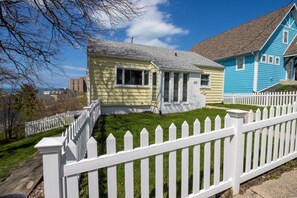 Property grounds - Adorable Hilltop Cottage by the Beach (Michigan City)