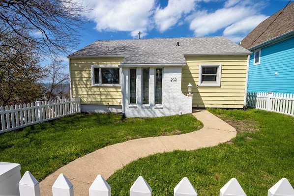 Exterior - Adorable Hilltop Cottage by the Beach (Michigan City)