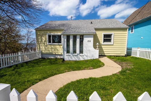 Adorable Hilltop Cottage by the Beach