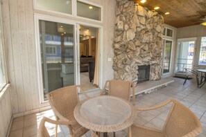 Outdoor dining - Two Homes, One Perfect Beachwalk Getaway (Michigan City)