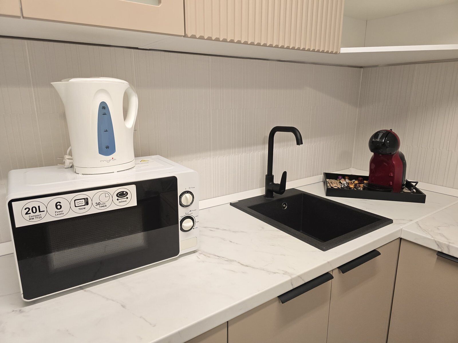 A compact microwave with a 20L capacity, 6 power levels, and a 30-minute timer.