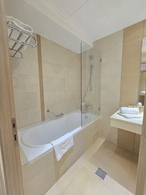 คอมฟอร์ทสตูดิโอ | ห้องน้ำ | อ่างอาบน้ำ, ไดร์เป่าผม, ผ้าเช็ดตัว, สบู่