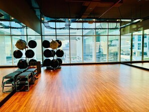Fitness facility - Cozy  apartment in amazing Dubai with AC and gym (Dubai)