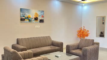 Leilighet – deluxe, balkong, byutsikt | Oppholdsområde | En 43-tommers LED-TV med digitale kanaler