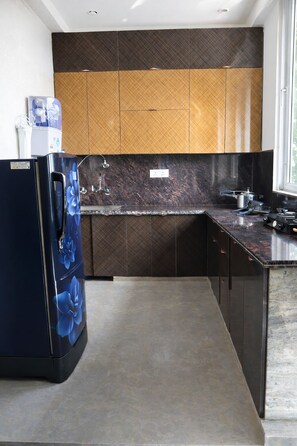 Fridge, oven, cookware/dishes/utensils - Book N Go HomeStay - Greater Noida (Greater Noida)
