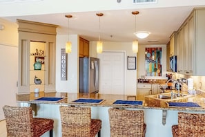 Fridge, microwave, oven, stovetop - Palm Court Yacht Club 410 - Waterfront condo with balcony, pool, hot tub, central AC & washer/dryer (Fort Walton Beach)