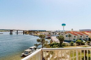 Property grounds - Palm Court Yacht Club 410 - Waterfront condo with balcony, pool, hot tub, central AC & washer/dryer (Fort Walton Beach)