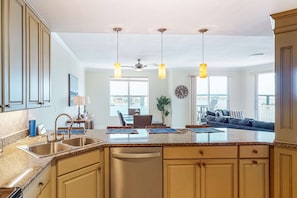 Interior - Palm Court Yacht Club 410 - Waterfront condo with balcony, pool, hot tub, central AC & washer/dryer (Fort Walton Beach)