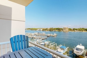 Property grounds - Palm Court Yacht Club 410 - Waterfront condo with balcony, pool, hot tub, central AC & washer/dryer (Fort Walton Beach)