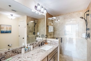 Shower, hair dryer, towels - Palm Court Yacht Club 410 - Waterfront condo with balcony, pool, hot tub, central AC & washer/dryer (Fort Walton Beach)