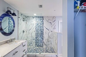 Shower, hair dryer, towels - Exquisite 3rd floor beachfront condo, shared pool and beach access (Fort Walton Beach)