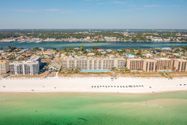 On the beach - Exquisite 3rd floor beachfront condo, shared pool and beach access (Fort Walton Beach)